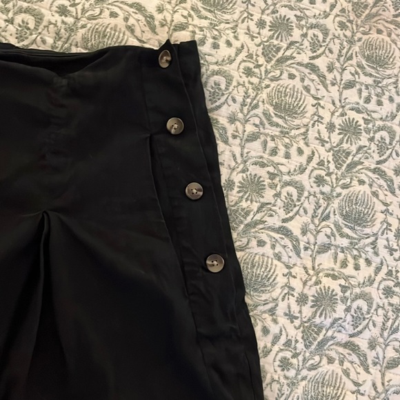 Vince Shorts 🖤🖤🖤 - Picture 2 of 5